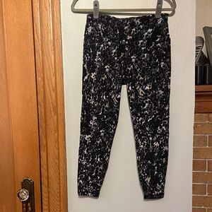 Sweaty Betty Black and White power Leggings size 8 7/8 length like new